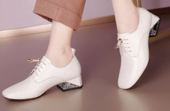 米白色鞋子配什么颜色最好(米白色鞋子好搭配吗)